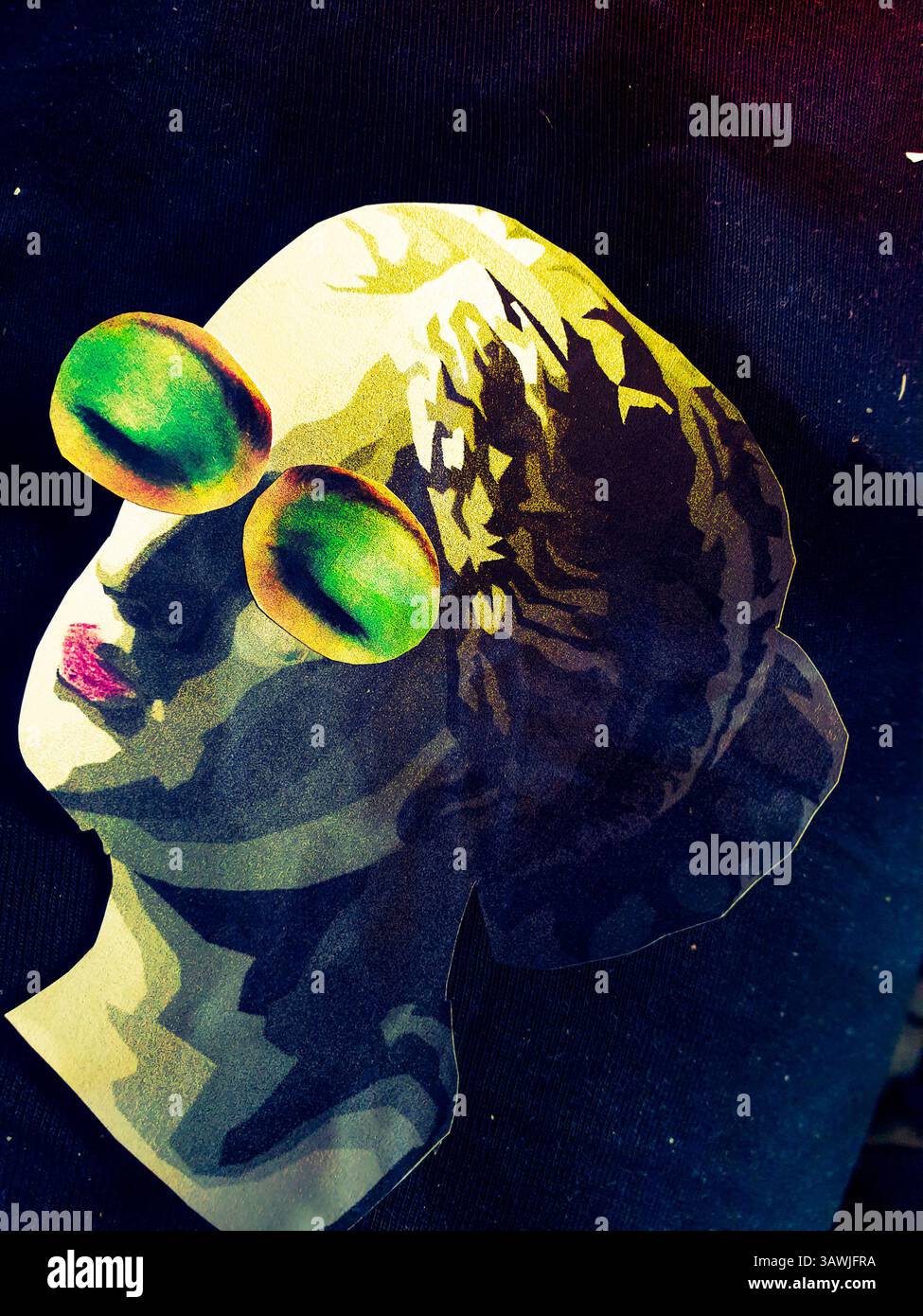 Collage concettuale di una donna a occhi chiusi Foto Stock