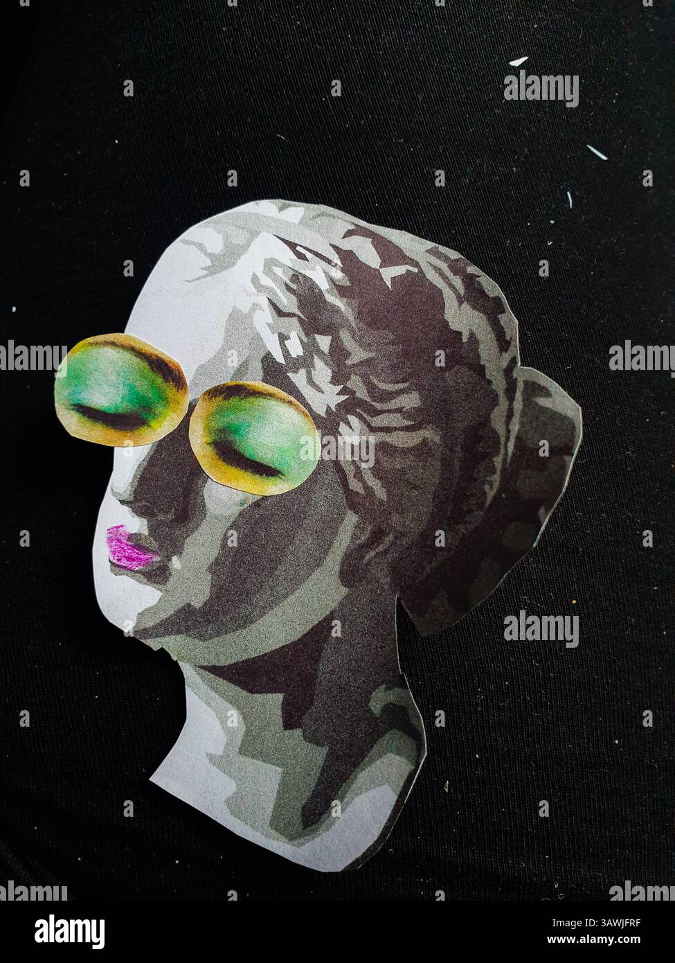 Collage concettuale di una donna a occhi chiusi Foto Stock