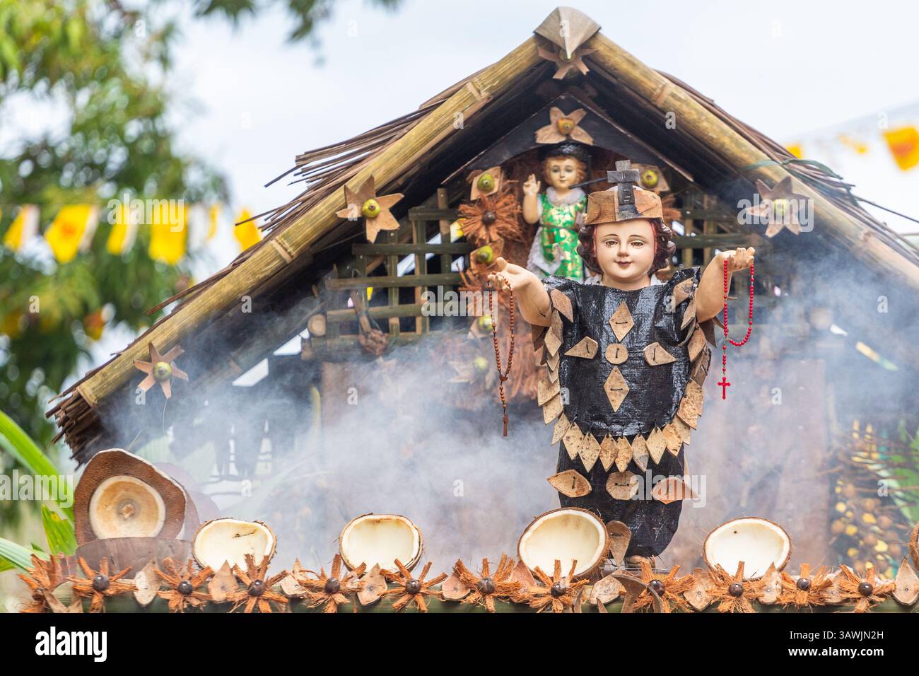 Un'immagine in piedi dello sto. Niño, la figura centrale della devozione durante il Festival ATI-ATI di Aklan, Filippine Foto Stock