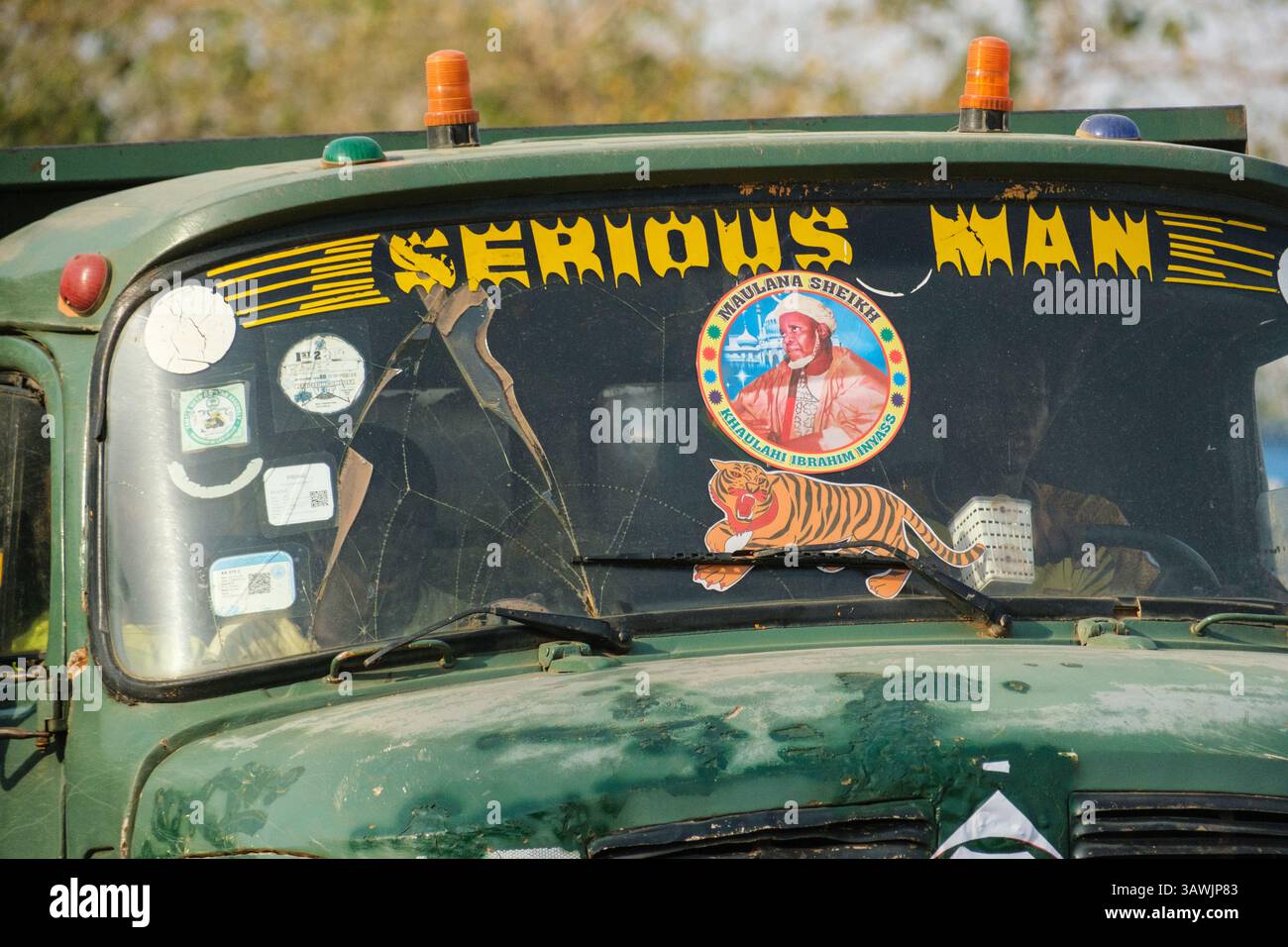 Ghana, Tamale. Traffico stradale. Slogan del veicolo, "uomo serio". Il Maulana Sheikh Emblem suggerisce che il conducente o il proprietario del camion è musulmano. Foto Stock