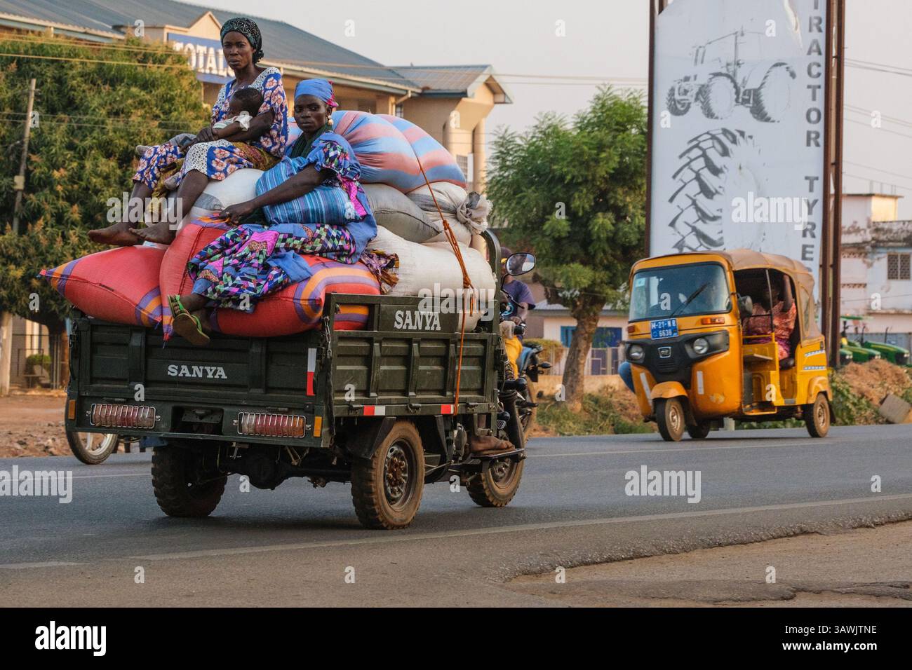 Ghana, Tamale. Scena di strada. Donne e bambini in cima al Cargo. Foto Stock