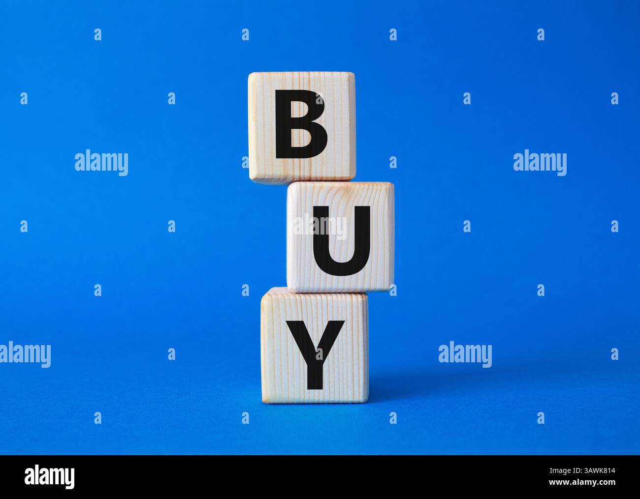 ACQUISTA Symbol. Concept Word BUY su blocchi di legno. Bellissimo sfondo blu. Concetto di business e ACQUISTO. Copia spazio Foto Stock