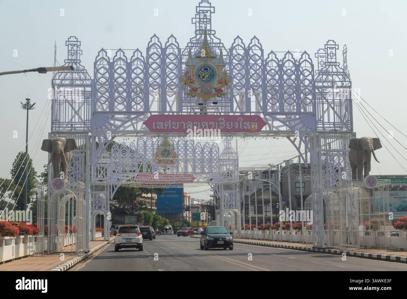 Una delle molte gallerie di traffico sopraelevate che mostrano ritratti del re della Thailandia sulle strade principali di Chiang mai, nel nord della Thailandia. La città è una Foto Stock
