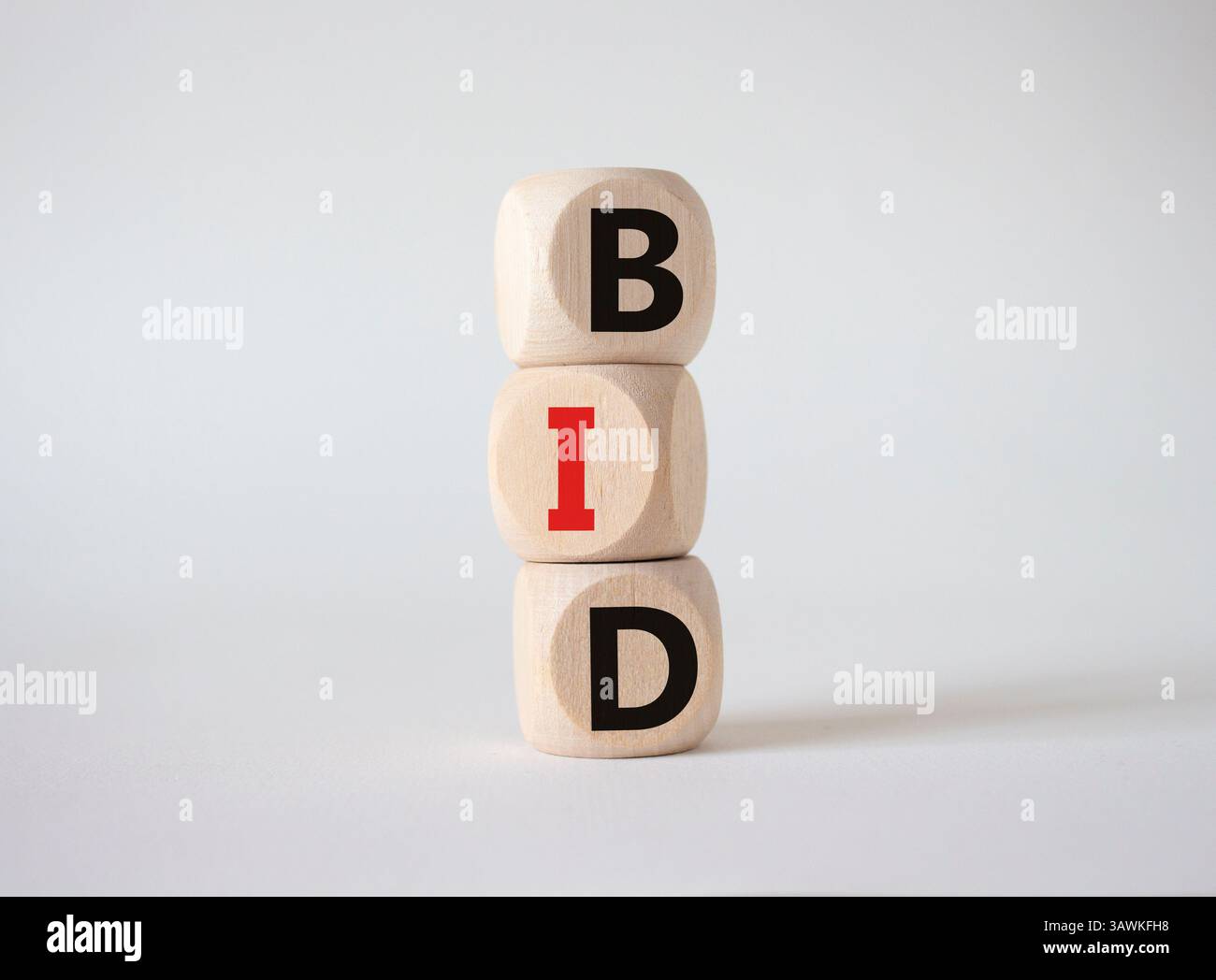 Simbolo DI OFFERTA. Parola concettuale BID su blocchi di legno. Splendido sfondo bianco. Business e OFFERTA. Copia spazio Foto Stock
