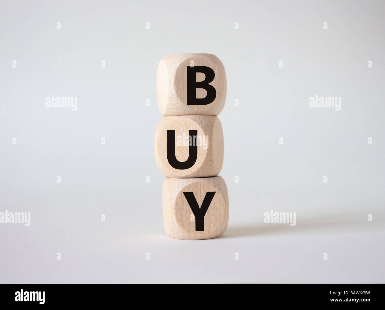 ACQUISTA Symbol. Concept Word BUY su blocchi di legno. Splendido sfondo bianco. Concetto di business e ACQUISTO. Copia spazio Foto Stock
