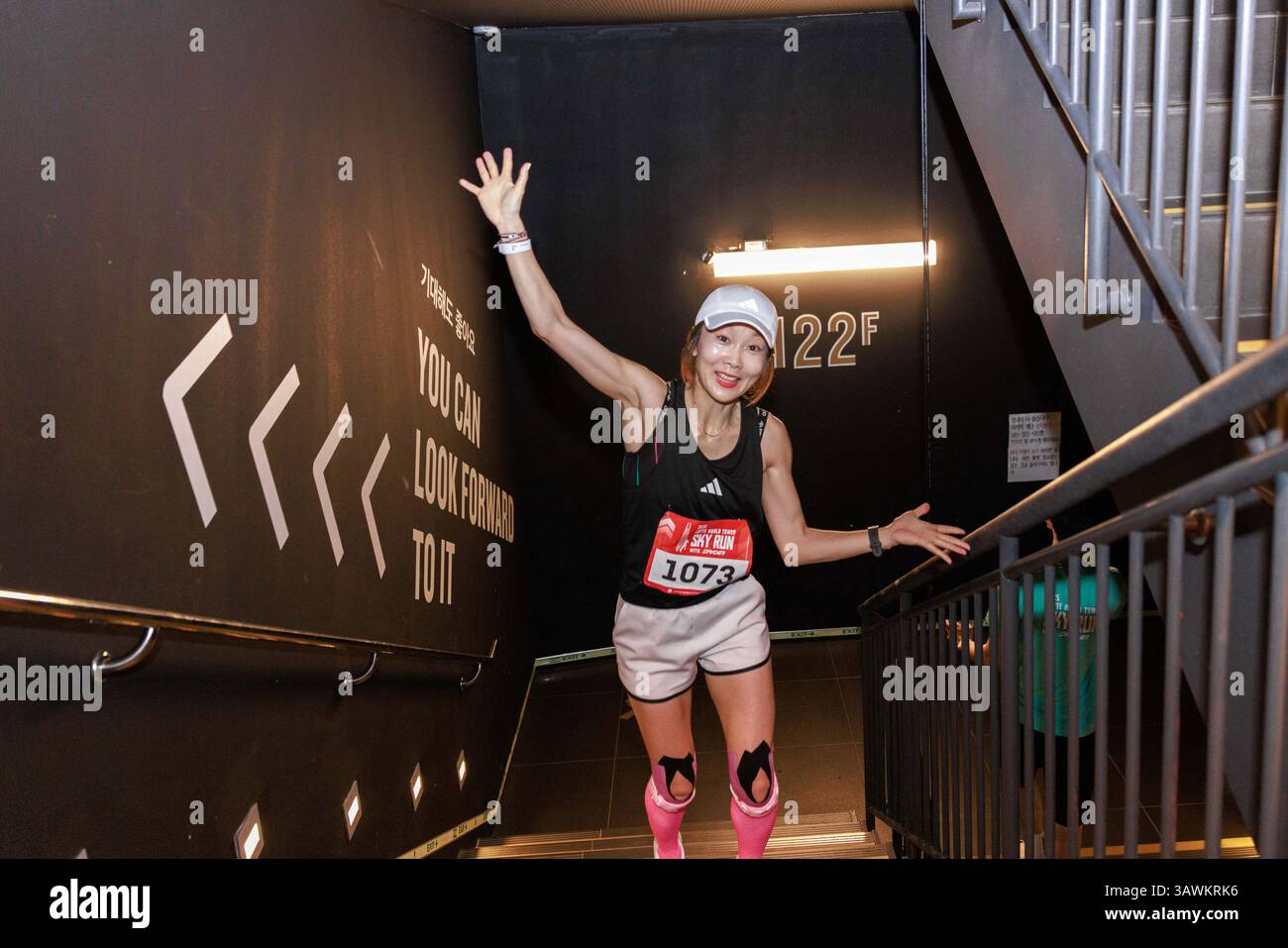 Seoul, Corea del Sud. 20 aprile 2025. Un concorrente partecipa alla Lotte World Tower Vertical Marathon 2025 a Seoul, Corea del Sud, 20 aprile 2025. Crediti: Park Jintaek/Xinhua/Alamy Live News Foto Stock