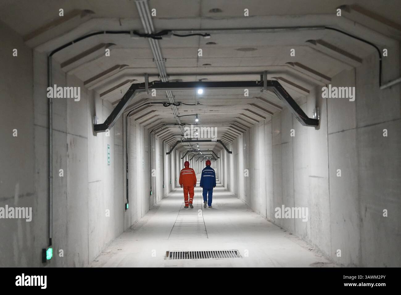 (250420) -- PECHINO, 20 aprile 2025 (Xinhua) -- tecnici pattugliano all'interno dell'accesso di emergenza di un tunnel di scudo lungo la sesta tangenziale est a Pechino, capitale della Cina, 20 aprile 2025. Un progetto di ristrutturazione sulla sesta tangenziale est di Pechino è stato aperto al traffico al completamento completo di domenica. La sezione ristrutturata ha una lunghezza di circa 16,3 chilometri, compreso un tunnel di scudo lungo 7,4 chilometri. Il progetto aiuta a migliorare il trasporto autostradale attraverso l'area centrale del sub-centro di Pechino, il distretto di Tongzhou. (China Railway 14th Bureau Group Co., Ltd./Handout via Xinhua) Foto Stock (250420) -- PECHINO, 20 aprile 2025 (Xinhua) -- tecnici pattugliano all'interno dell'accesso di emergenza di un tunnel di scudo lungo la sesta tangenziale est a Pechino, capitale della Cina, 20 aprile 2025. Un progetto di ristrutturazione sulla sesta tangenziale est di Pechino è stato aperto al traffico al completamento completo di domenica. La sezione ristrutturata ha una lunghezza di circa 16,3 chilometri, compreso un tunnel di scudo lungo 7,4 chilometri. Il progetto aiuta a migliorare il trasporto autostradale attraverso l'area centrale del sub-centro di Pechino, il distretto di Tongzhou. (China Railway 14th Bureau Group Co., Ltd./Handout via Xinhua) Foto Stock