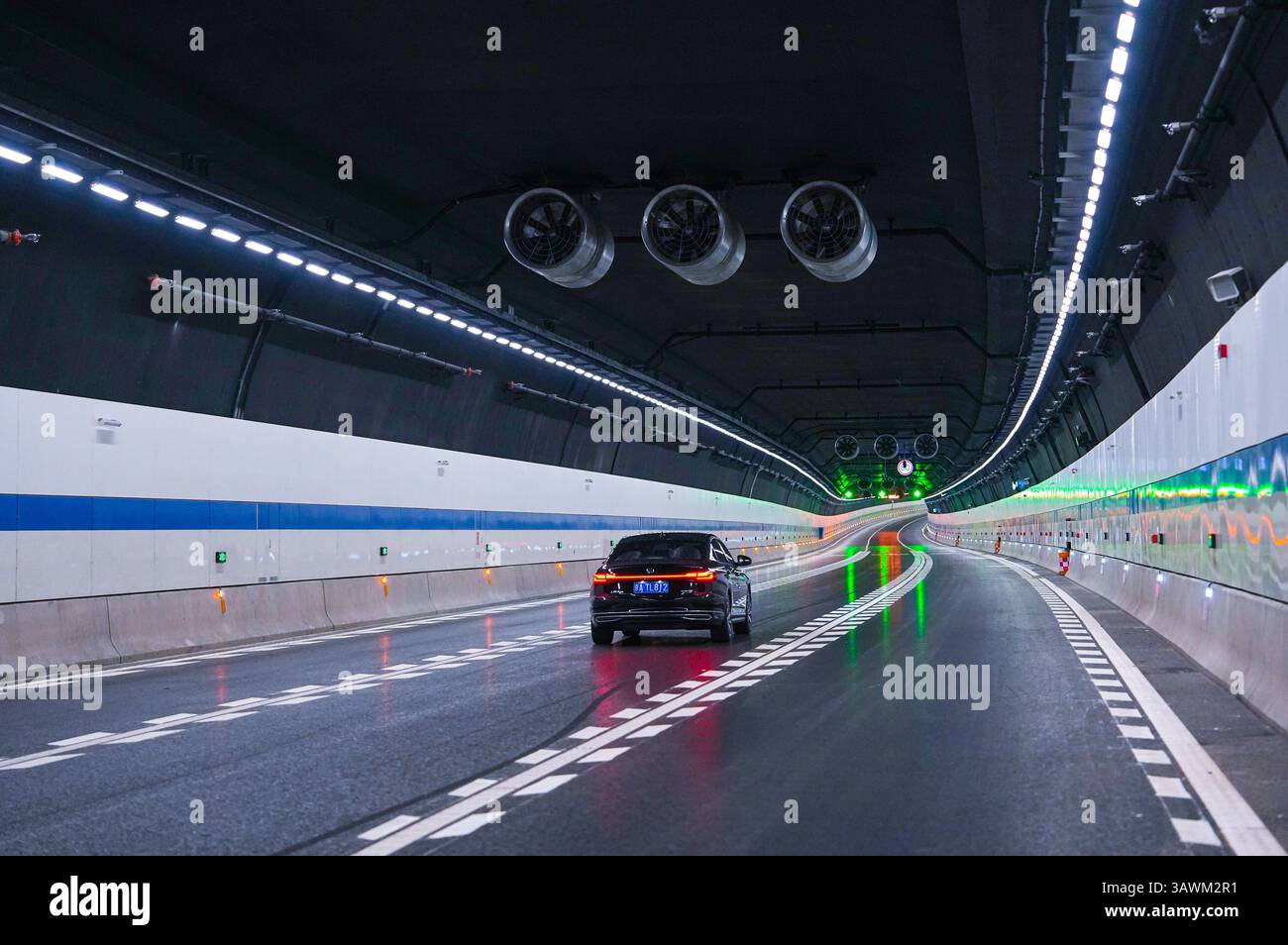(250420) -- PECHINO, 20 aprile 2025 (Xinhua) -- Un veicolo corre all'interno di un tunnel di scudo lungo la sesta tangenziale est a Pechino, capitale della Cina, 20 aprile 2025. Un progetto di ristrutturazione sulla sesta tangenziale est di Pechino è stato aperto al traffico al completamento completo di domenica. La sezione ristrutturata ha una lunghezza di circa 16,3 chilometri, compreso un tunnel di scudo lungo 7,4 chilometri. Il progetto aiuta a migliorare il trasporto autostradale attraverso l'area centrale del sub-centro di Pechino, il distretto di Tongzhou. (China Railway 14th Bureau Group Co., Ltd./Handout via Xinhua) Foto Stock (250420) -- PECHINO, 20 aprile 2025 (Xinhua) -- Un veicolo corre all'interno di un tunnel di scudo lungo la sesta tangenziale est a Pechino, capitale della Cina, 20 aprile 2025. Un progetto di ristrutturazione sulla sesta tangenziale est di Pechino è stato aperto al traffico al completamento completo di domenica. La sezione ristrutturata ha una lunghezza di circa 16,3 chilometri, compreso un tunnel di scudo lungo 7,4 chilometri. Il progetto aiuta a migliorare il trasporto autostradale attraverso l'area centrale del sub-centro di Pechino, il distretto di Tongzhou. (China Railway 14th Bureau Group Co., Ltd./Handout via Xinhua) Foto Stock