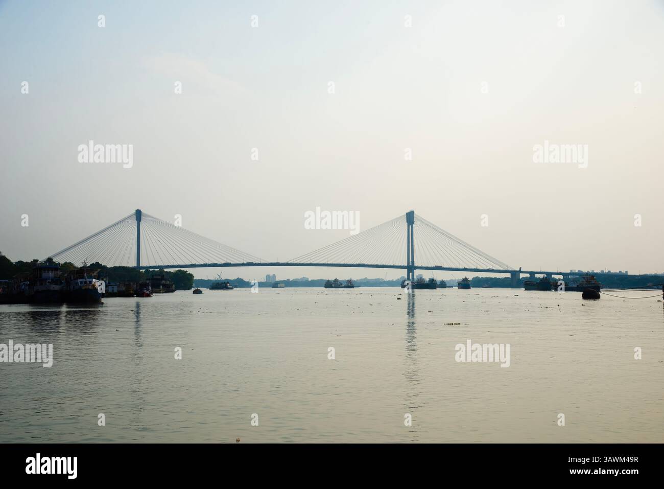 Vidyasagar Setu, noto anche come il secondo ponte Hooghly visto dal fiume Hooghly Foto Stock