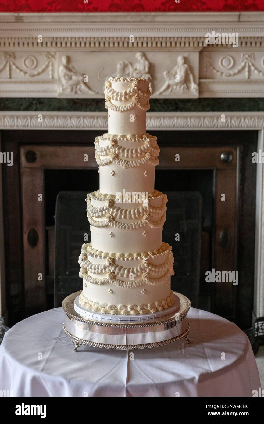 Torta nuziale decorata a quattro piani con crema di burro Foto Stock
