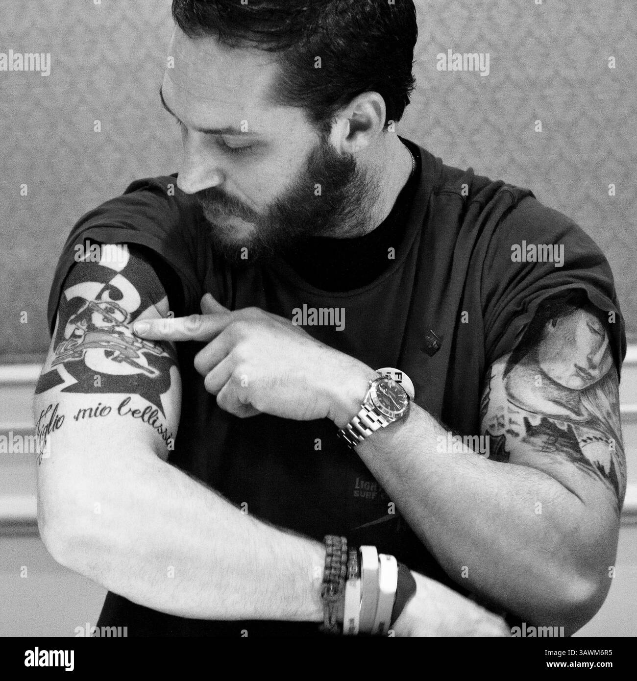 4 febbraio 2012 - Hollywood, California, Stati Uniti - Tom Hardy promuove "This Means War". Edward Thomas 'Tom' Hardy (Londra, 15 settembre 1977) è un attore e produttore cinematografico britannico. Ha fatto il suo debutto nel film d'azione di Ridley Scott del 2001 Black Hawk Down. Altri film di Hardy includono il film di fantascienza Star Trek: Nemesis (2002), il film poliziesco RocknRolla (2008), il dramma psicologico biografico Bronson (2008), il thriller di fantascienza Inception (2010), il dramma sportivo Warrior (2011), il film di spionaggio della Guerra fredda Tinker Tailor Soldier Spy (2011), il dramma poliziesco Lawless (2012), il dramma Locke (2013), il mobster fi Foto Stock