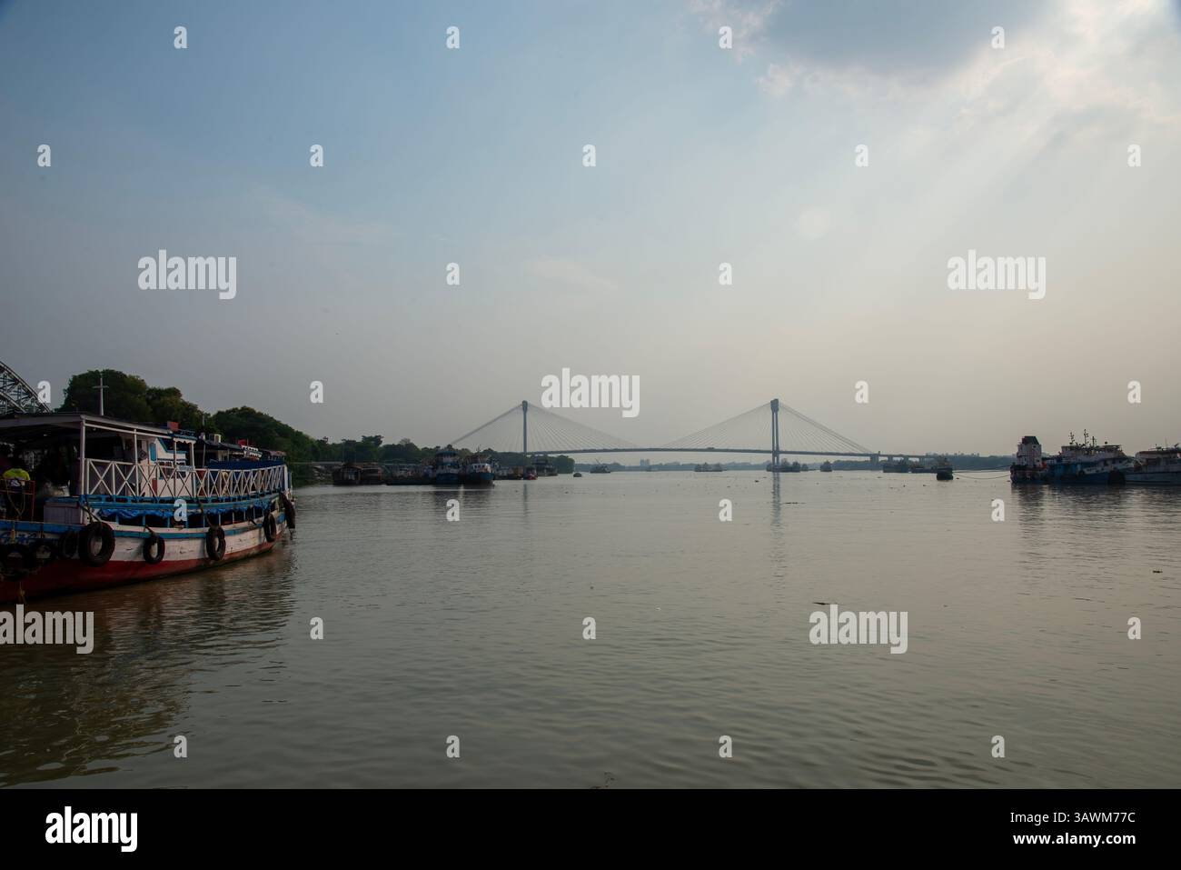 Vidyasagar Setu, noto anche come il secondo ponte Hooghly visto dal fiume Hooghly Foto Stock