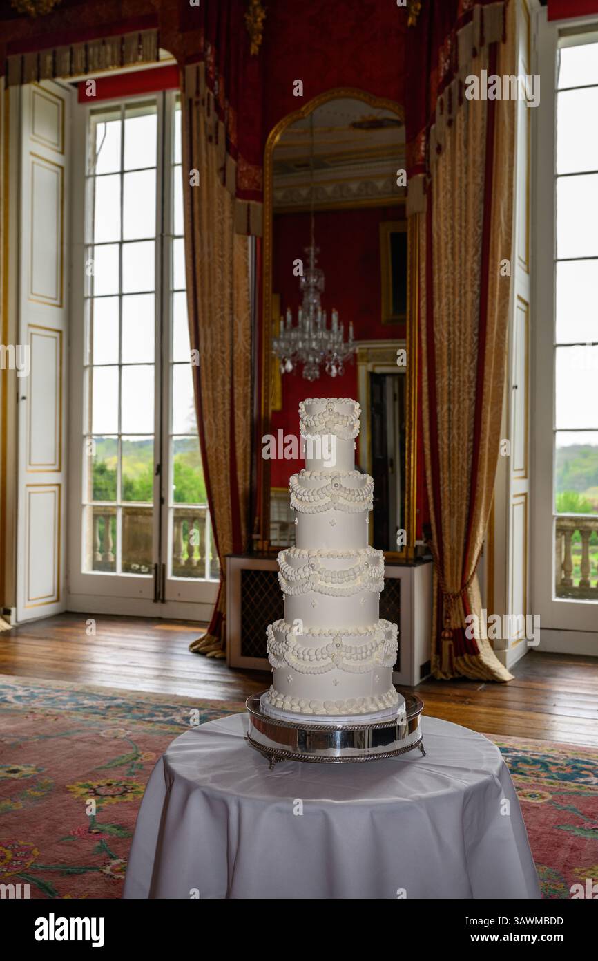 Torta nuziale decorata a quattro piani con crema di burro Foto Stock