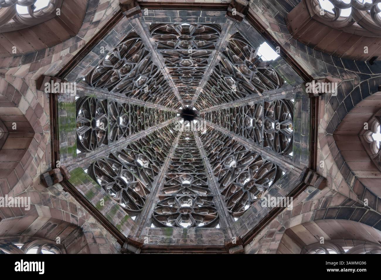 Torre della cattedrale della cattedrale di Friburgo Minster interno simmetrico a reticolo aperto della chiesa gotica medievale del XIII secolo a Friburgo in Breisgau, G. Foto Stock