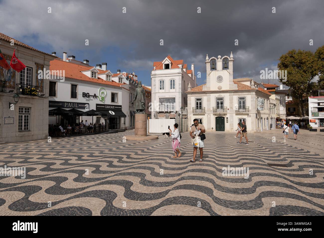 Città di Cascais, Portogallo, Piazza 5 ottobre con Antigos Pacos do Concelho (Municipio Vecchio, consiglio comunale). Foto Stock