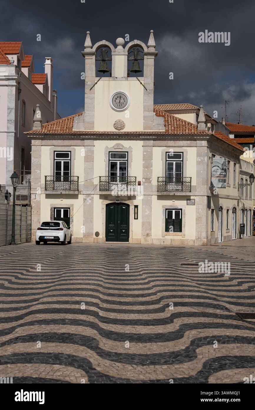 Città di Cascais, Portogallo, Antigos Pacos do Concelho (Municipio Vecchio, consiglio comunale) architettura in stile Pombalino sulla Piazza del 5 ottobre. Foto Stock