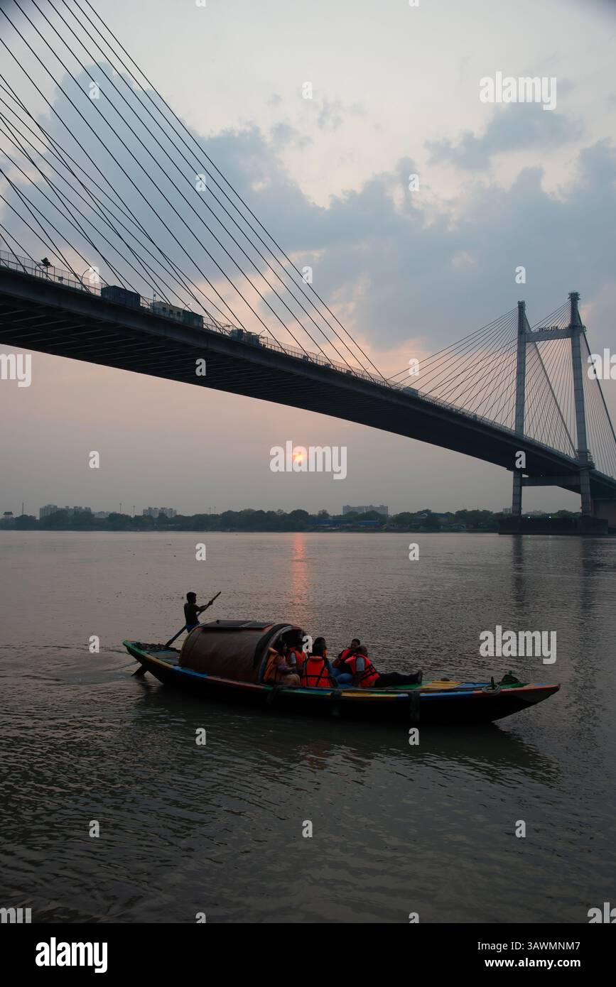 La vista del Vidyasagar Setu (secondo ponte Hooghly) dal Prinsep Ghat al tramonto è considerata davvero una vista accattivante. Foto Stock