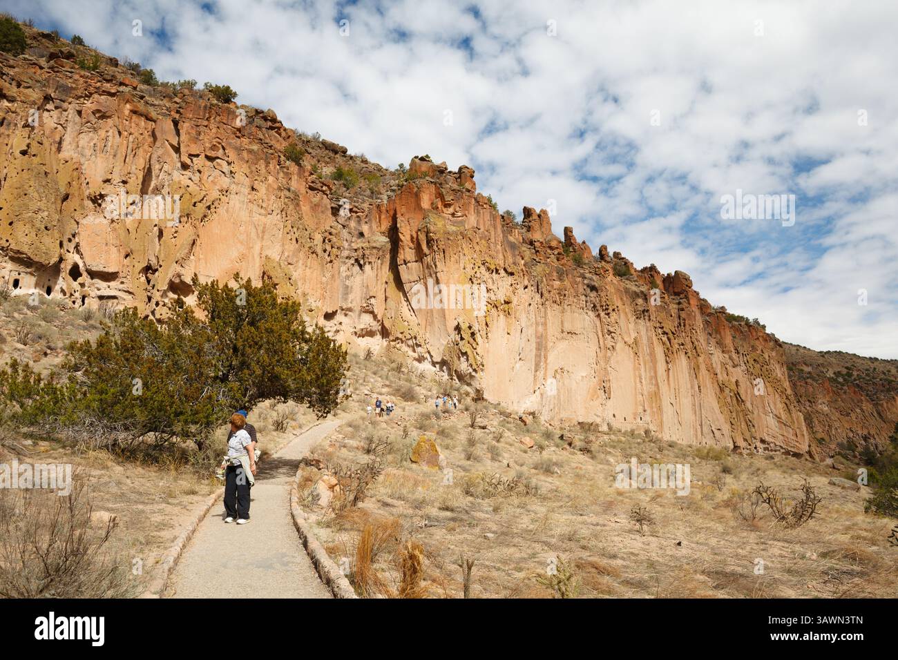 Visitatore su un sentiero per passeggiate/escursioni al Bandelier National Monument, New Mexico, Stati Uniti. Foto Stock