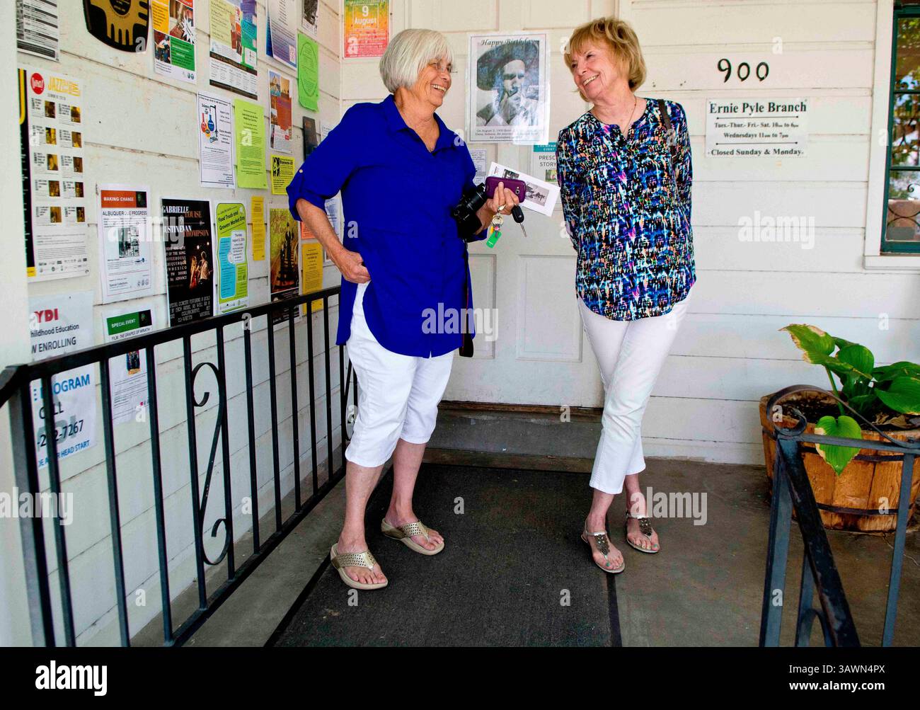 4 agosto 2016 - Albuquerque, NEW MEXICO, U.S. - 080416.Linda Ritter, a sinistra, di Socorro e sua sorella Mona Benson, a destra, che vive in California e Santa Fe, si trovano sul portico anteriore della Ernie Pyle Library, che era la casa di Pyle prima di essere ucciso nel 1945, mentre riportava dal fronte durante la seconda guerra mondiale. Ritter e Benson sono cugini, una volta rimossi, di Ernie Pyle. Sono membri di un gruppo che sta cercando di ottenere una giornata nazionale Ernie Pyle. (Immagine di credito: © Marla Brose/Albuquerque Journal via ZUMA Wire) Foto Stock