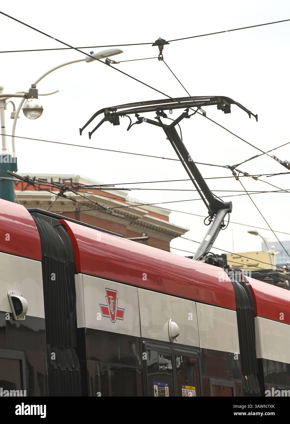 Tram elettrico, rete cavi elettrici, Toronto, Canada Foto Stock