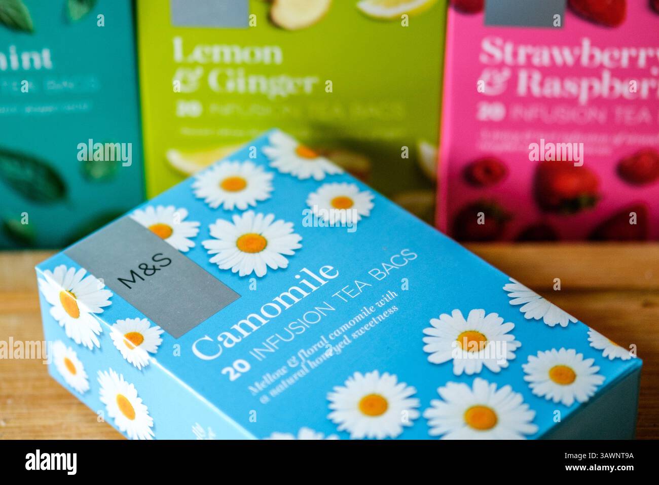 Londra Regno Unito, 20 aprile 2025, Selezione di marchi biologici e borse da tè alle erbe Spencer con camomilla Foto Stock