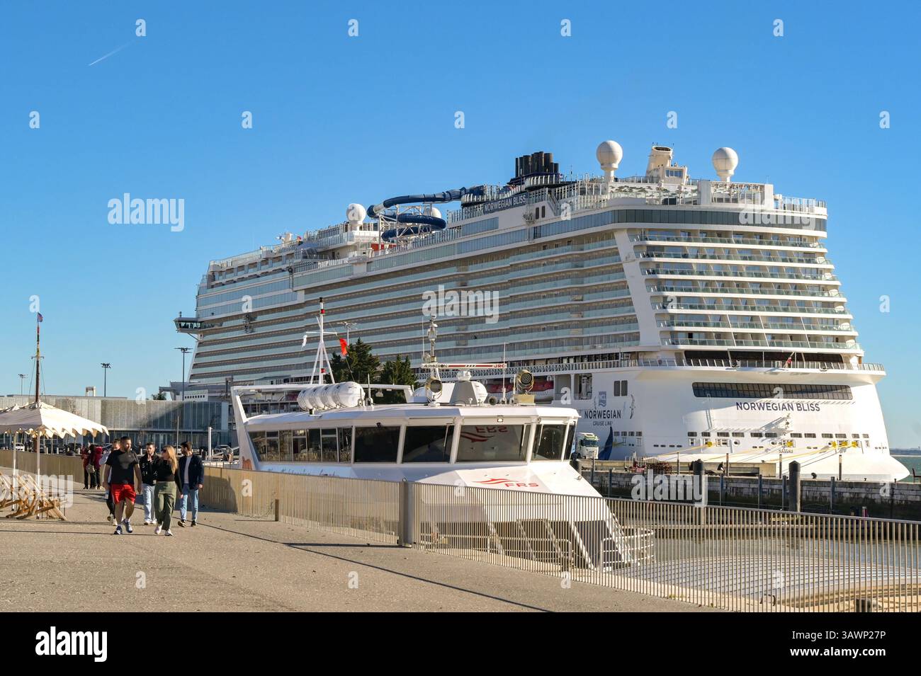 Lisbona, Portogallo - 13 gennaio 2025: Nave da crociera Norwegian Bliss attraccata nel porto di Lisbona. La nave è gestita dalla NCL Norwegian Cruise Line. Foto Stock