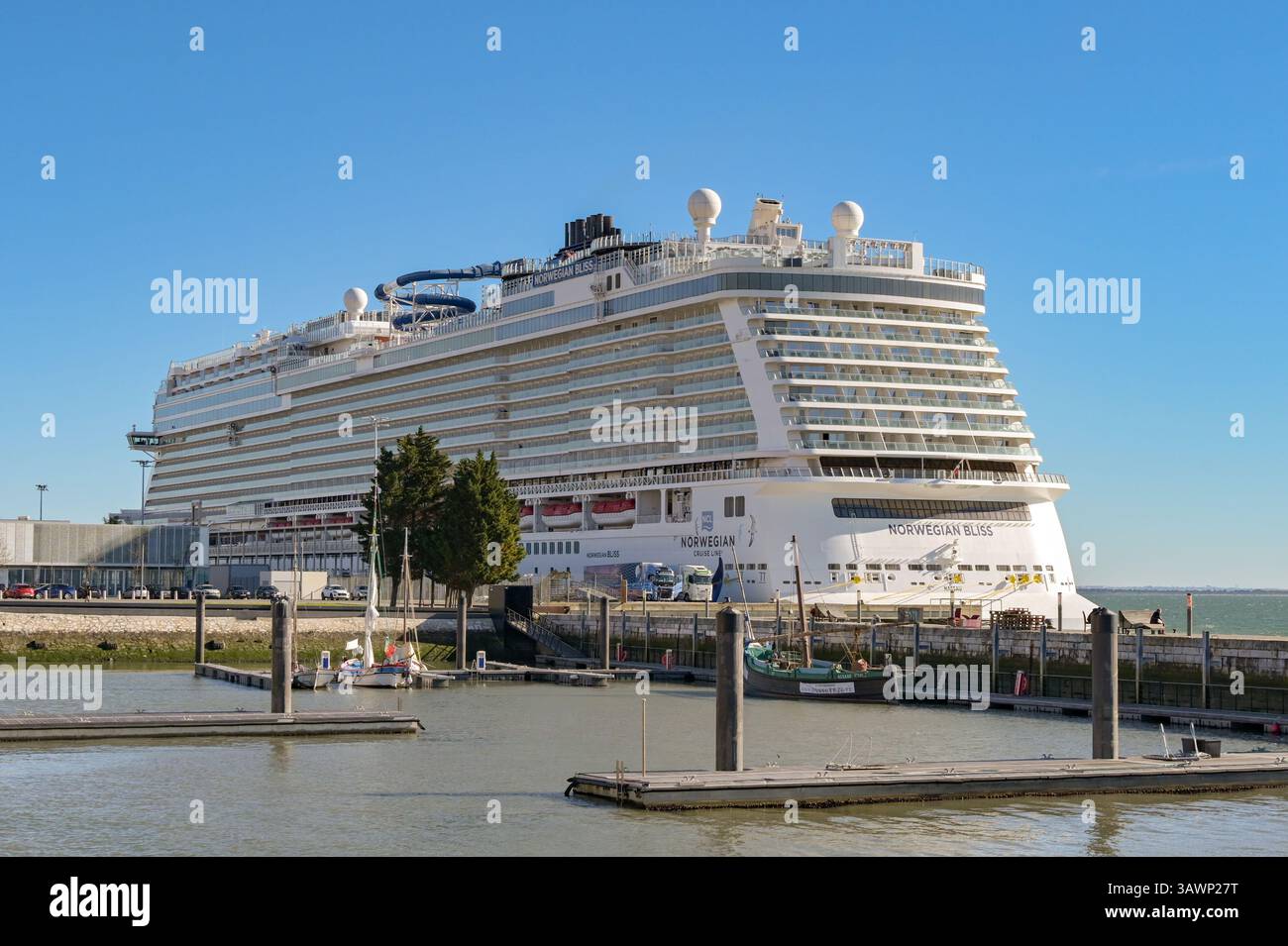 Lisbona, Portogallo - 13 gennaio 2025: Nave da crociera Norwegian Bliss attraccata nel porto di Lisbona. La nave è gestita dalla NCL Norwegian Cruise Line. Foto Stock