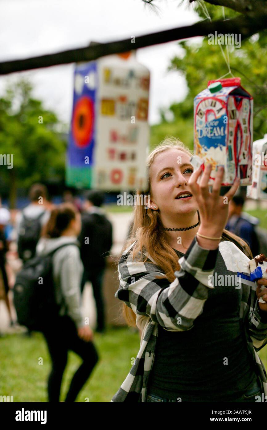 7 giugno 2016 - Detroit, mi, USA - Olivia Bowyer, 15 anni, cammina nel giardino letterario della West Bloomfield High School, che ha vinto uno dei 14 premi nazionali nel concorso ''Carton2Garden'', il 7 giugno 2016 a West Bloomfield Township, Mich. ''volevo parlare del quadro più ampio dei valori, delle cose più importanti del superficiale su cui si concentrano le persone alle superiori'', dice Bowyer, citando il poeta Ralph Waldo Emerson sul suo alimentatore di uccelli di cartone da latte con la citazione, ''sono l'amante di una bellezza incontenibile e immortale. (Immagine di credito: © Kimberly P. Mitchell/TNS via ZUMA Wire) Foto Stock