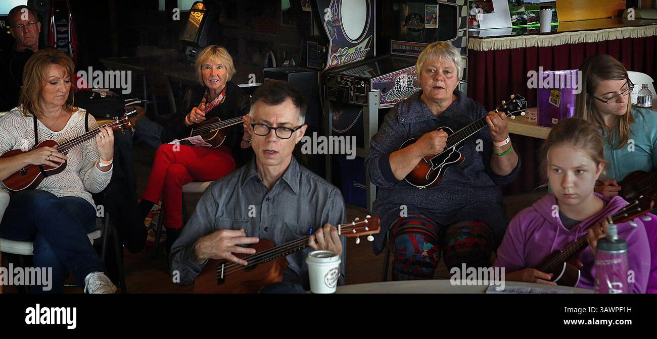 4 giugno 2016 - Richmond, Minnesota, USA - i giocatori di ukulele novizi si concentrano mentre imparano a migliorare le loro abilità sullo strumento. (Immagine di credito: © Jim Gehrz/TNS tramite filo ZUMA) Foto Stock 4 giugno 2016 - Richmond, Minnesota, USA - i giocatori di ukulele novizi si concentrano mentre imparano a migliorare le loro abilità sullo strumento. (Immagine di credito: © Jim Gehrz/TNS tramite filo ZUMA) Foto Stock
