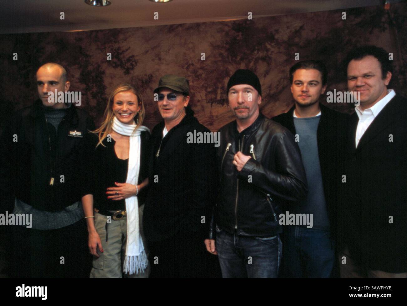 8 dicembre 2002 - Hollywood, California, Stati Uniti - Daniel Day-Lewis, Cameron Diaz, Bono e The Edge of U2, Leonardo Dicaprio e John C. Reillypartecipa a una chiamata stampa per "Gangs of New York". (Immagine di credito: © Armando Gallo/ZUMA Studio) Foto Stock