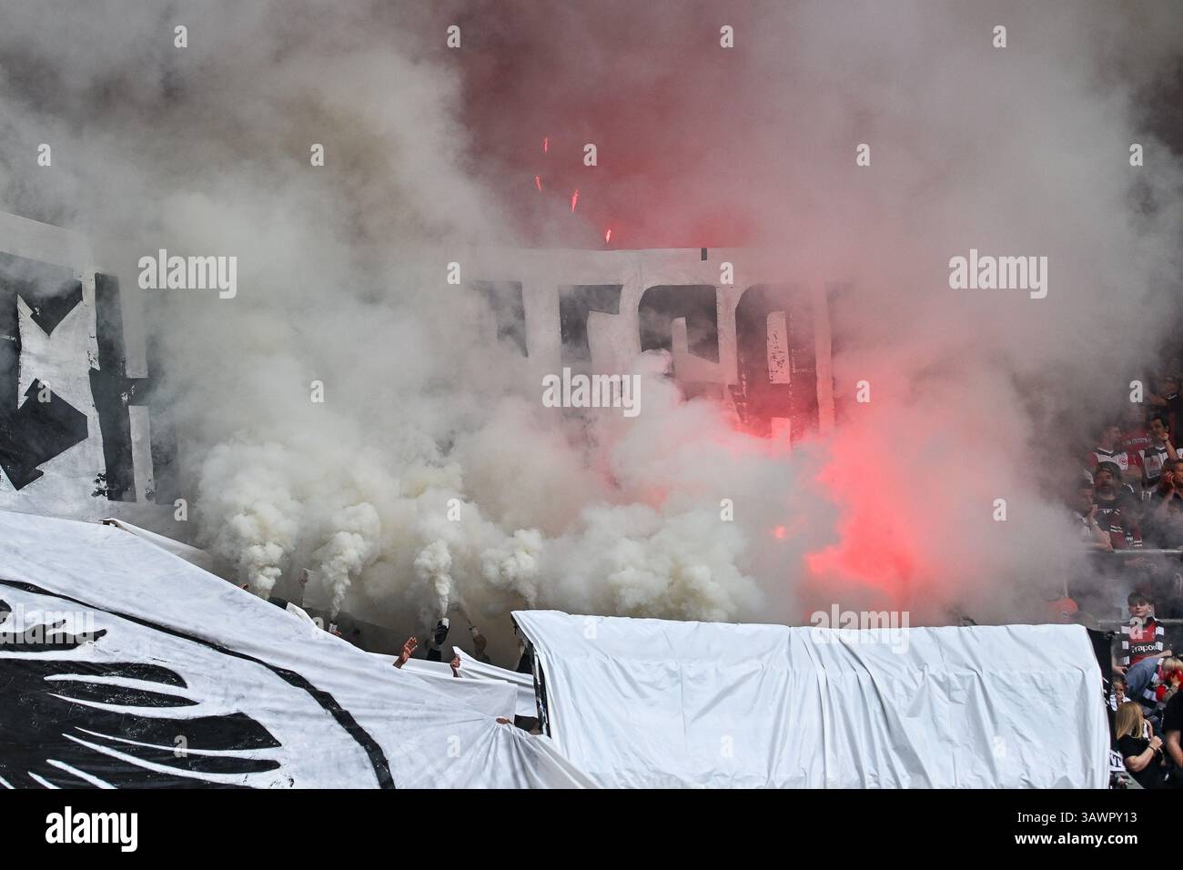 20.04.2025, WWK-Arena, Augusta, GER, 1. FBL, FC Augsburg vs Eintracht Frankfurt, im Bild Bengalos und Pyrotechnik im Frankfurter Fanblock vor Spielbeginn, fan, Ultras foto Le normative nordphoto GmbH/Hafner DFL vietano qualsiasi utilizzo di fotografie come sequenze di immagini e/o quasi-video Foto Stock