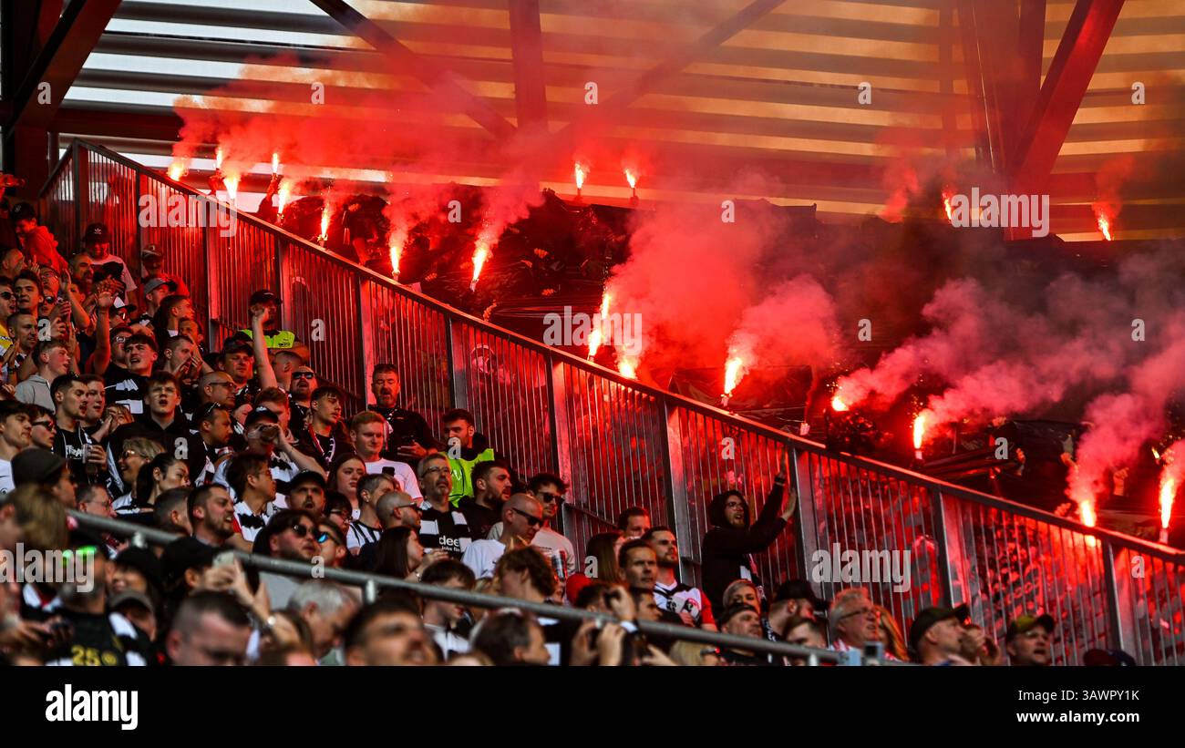 20.04.2025, WWK-Arena, Augusta, GER, 1. FBL, FC Augsburg vs Eintracht Frankfurt, im Bild Bengalos und Pyrotechnik im Frankfurter Fanblock vor Spielbeginn, fan, Ultras foto Le normative nordphoto GmbH/Hafner DFL vietano qualsiasi utilizzo di fotografie come sequenze di immagini e/o quasi-video Foto Stock