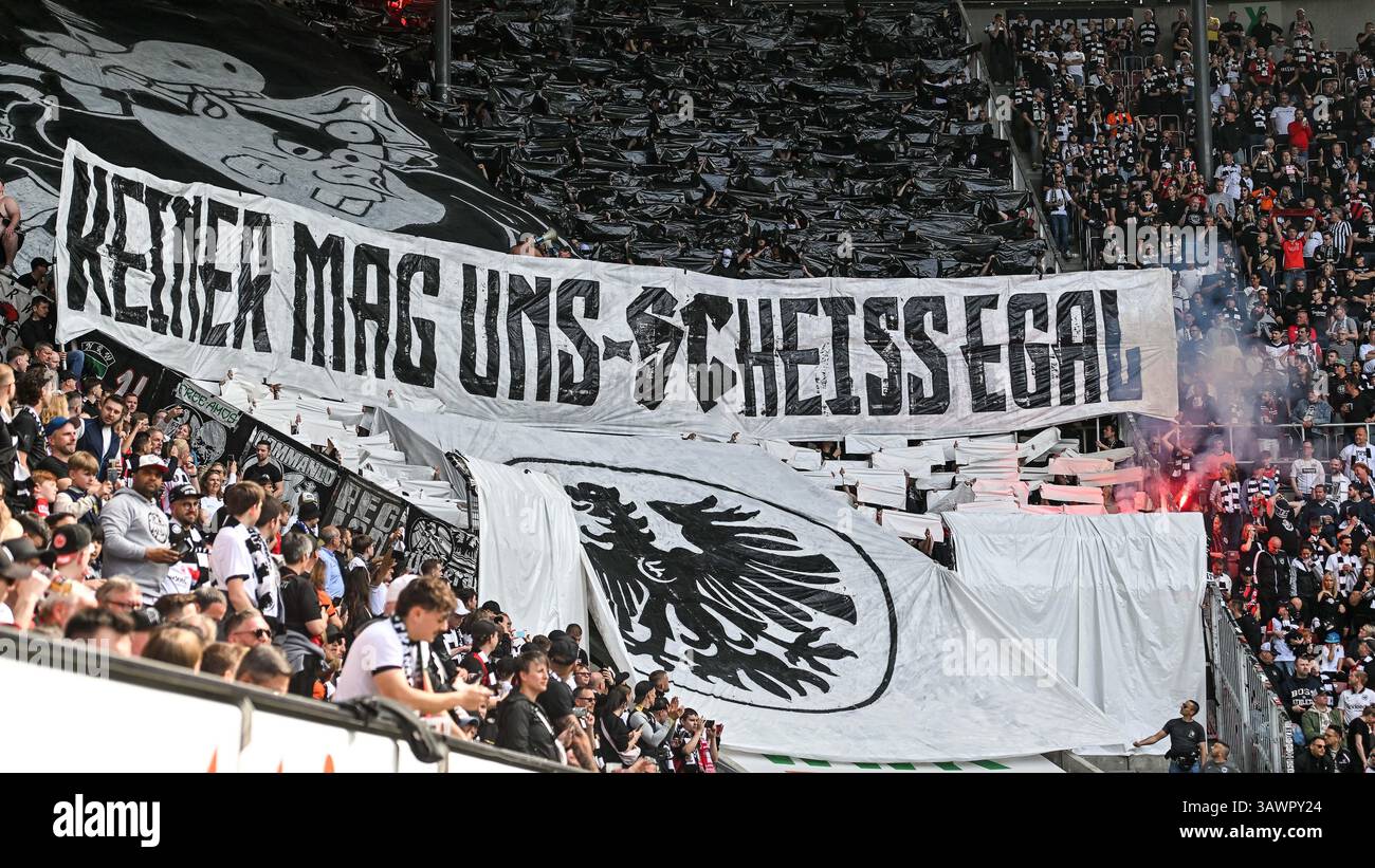 20.04.2025, WWK-Arena, Augusta, GER, 1. FBL, FC Augsburg vs Eintracht Frankfurt, im Bild Banner der Frankfurter Fans vor Spielbeginn, 'keiner mag uns, scheissegal' foto ? Le normative nordphoto GmbH/Hafner DFL vietano qualsiasi utilizzo di fotografie come sequenze di immagini e/o quasi-video Foto Stock