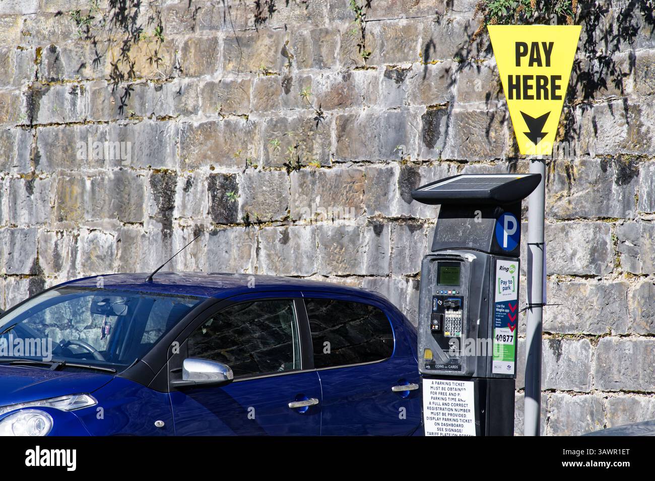 Glasgow, Regno Unito, 30 marzo 2025, paghi qui il cartello giallo nel parcheggio pubblico Foto Stock
