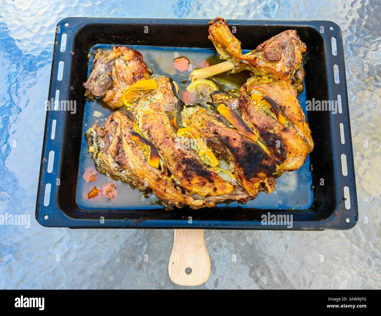 Arrosto di Pasqua: Agnello in padella nera su tavolo Crystal Matte Foto Stock