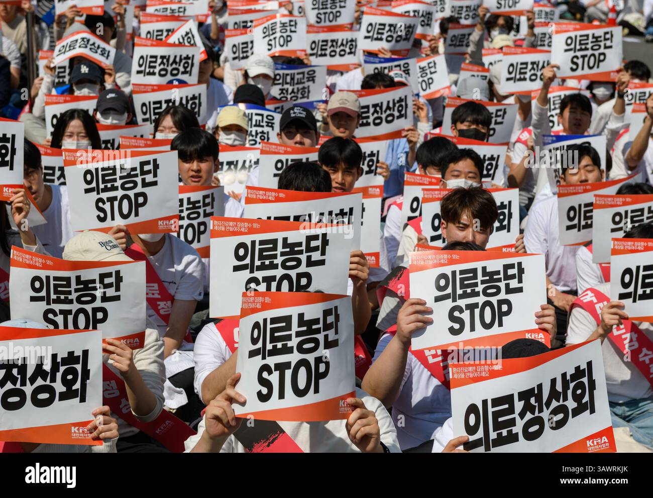 Seoul, Corea del Sud. 20 aprile 2025. I medici dell'Associazione medica coreana e gli studenti di medicina stanno tenendo dei cartelli durante una manifestazione nel centro di Seoul. Migliaia di medici e studenti di medicina si sono radunati nel centro di Seoul chiedendo un rollback completo dell'agenda di riforma sanitaria dell'amministrazione. Credito: SOPA Images Limited/Alamy Live News Foto Stock