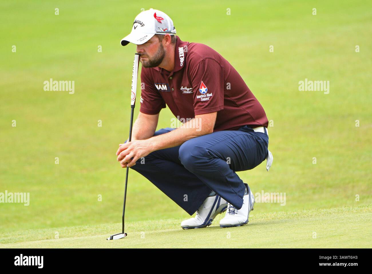 6 agosto 2016 - Cromwell, Connecticut, U. S - Mark Leishman schiera un putt sul 17° green durante il terzo round del Travelers Championship a TPC River Highlands a Cromwell, Connecticut. (Immagine di credito: © Brian Ciancio via ZUMA Wire) Foto Stock