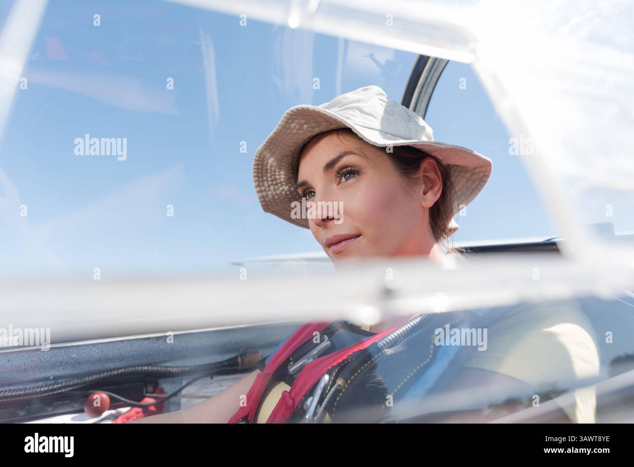 pilota donna sicura di sé su un jet privato Foto Stock