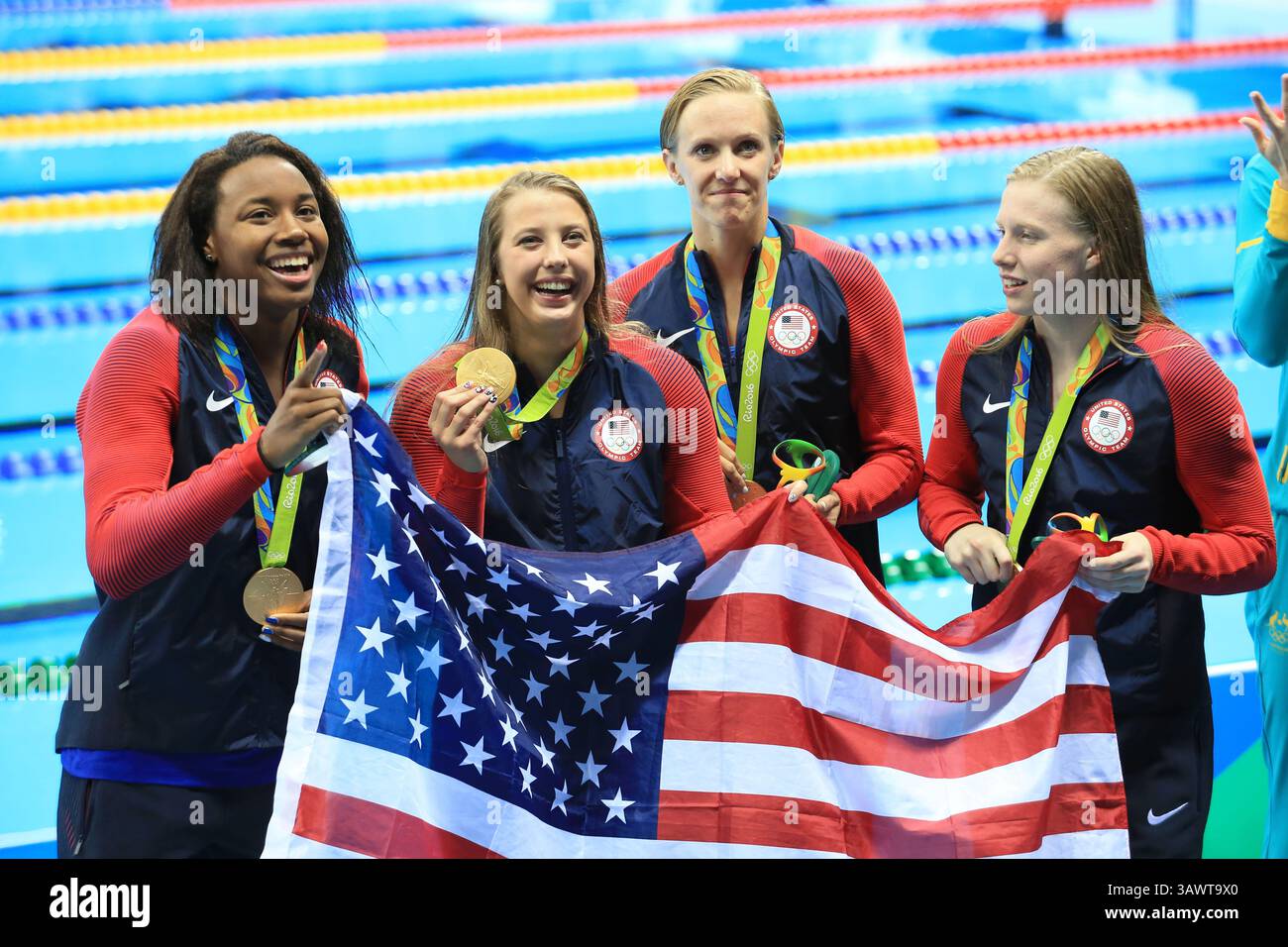 13 agosto 2016 - Rio de Janeiro, RJ, Brasile - la staffetta medley 4x100 m degli Stati Uniti è (da sinistra) Simone Manuel, Kathleen Baker, Dana Vollmer e Lilly King sabato alle Olimpiadi estive di Rio 2016. (Immagine di credito: © Daniel A. Anderson via ZUMA Wire) Foto Stock