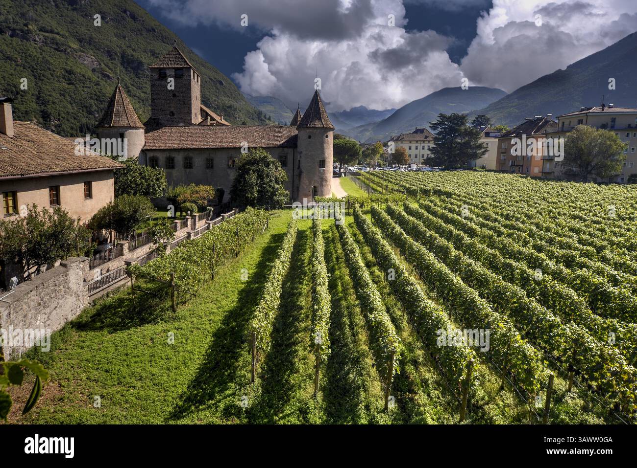 Bolzano, Italia - 28 settembre 2021: Castello Maretsch (Castello Mareccio) e vigneto a Bolzano, Italia sotto un cielo nuvoloso vicino al Monte delle Dolomiti Foto Stock