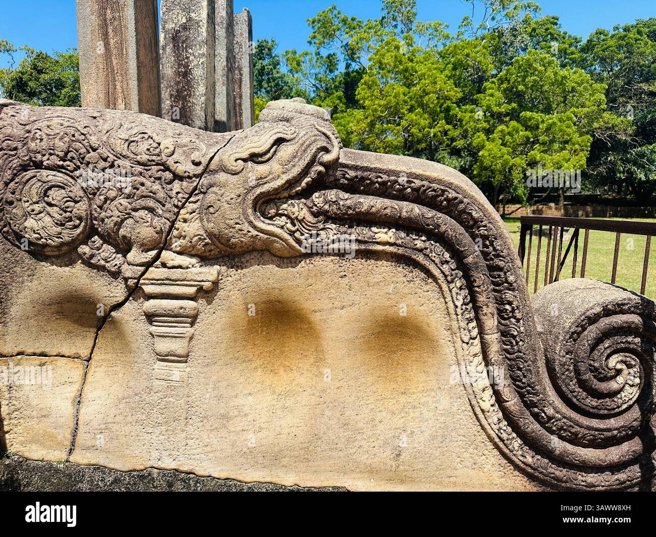 La roccia di Korawakgala ad Anuradhapura, Sri Lanka, è un tranquillo punto di riferimento naturale, che unisce storia e bellezza, offrendo uno scorcio sull'isola - Immagine stock catturata con smartphone
