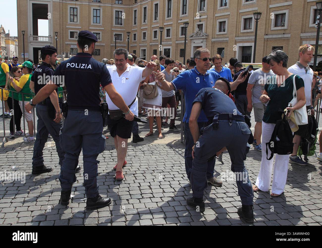24 luglio 2016 - Stato della città del Vaticano (Santa sede) - controlli di polizia davanti alla preghiera di Papa Francesco Angelus in Piazza San Pietro in Vaticano. (Immagine di credito: © Evandro Inetti via ZUMA Wire) Foto Stock