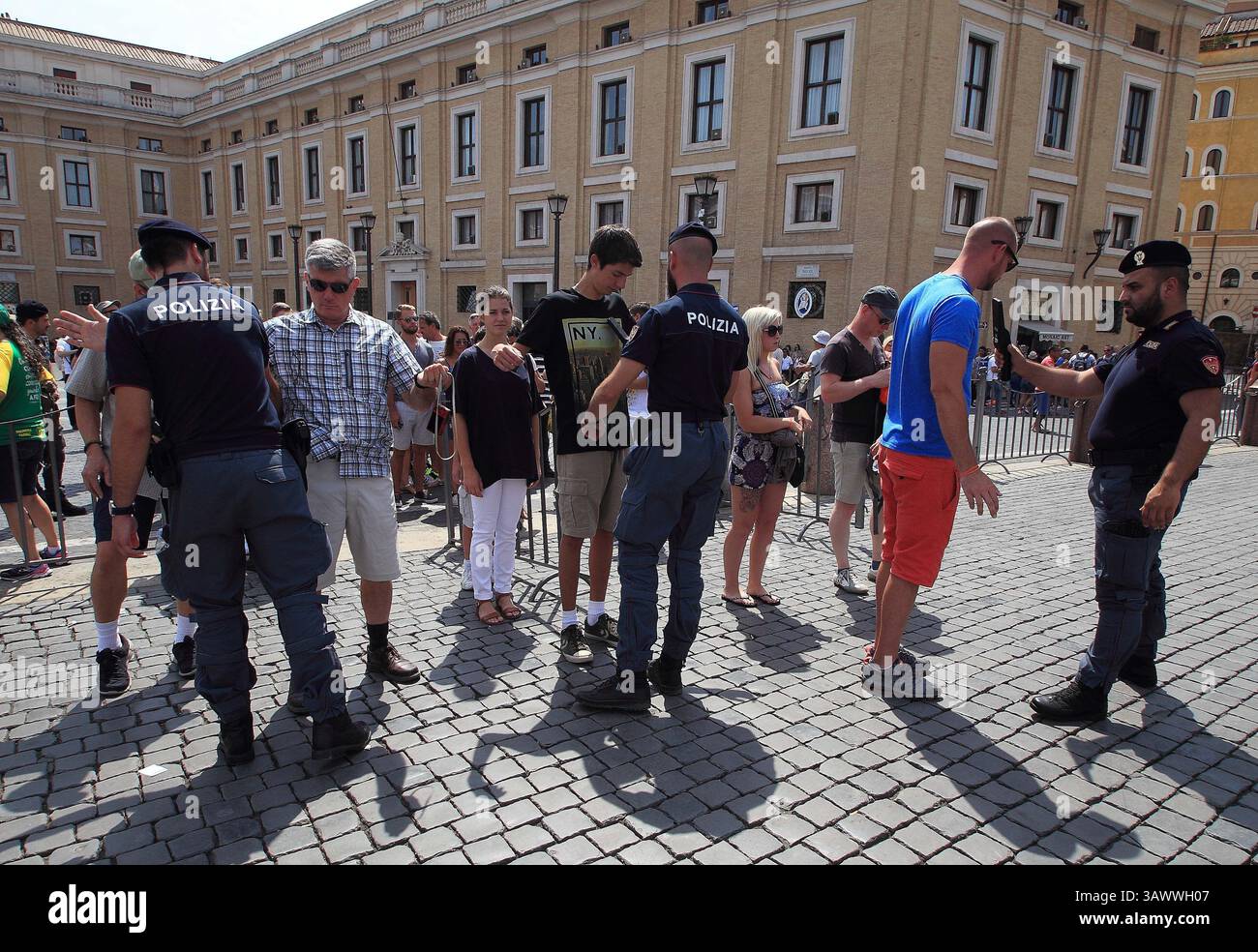 24 luglio 2016 - Stato della città del Vaticano (Santa sede) - controlli di polizia davanti alla preghiera di Papa Francesco Angelus in Piazza San Pietro in Vaticano. (Immagine di credito: © Evandro Inetti via ZUMA Wire) Foto Stock
