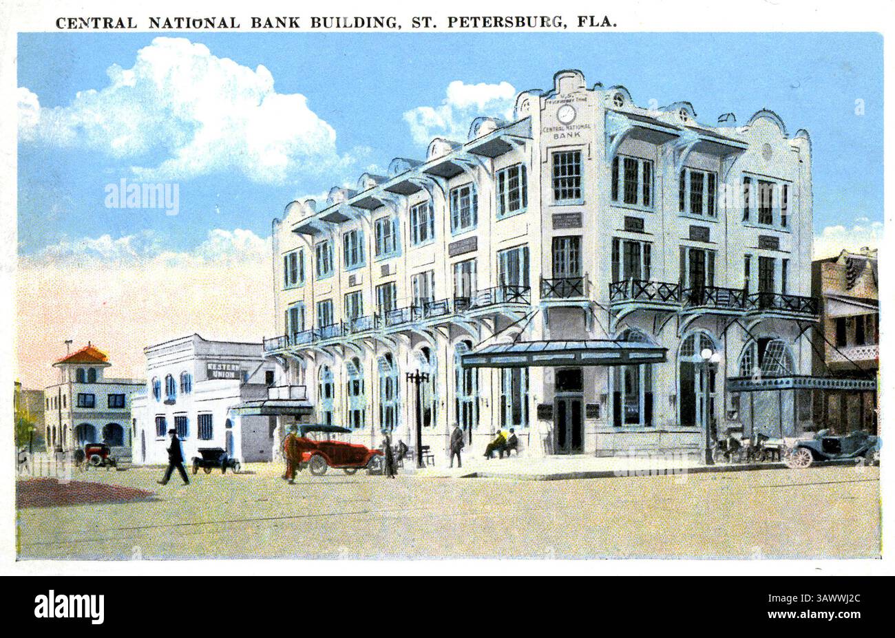 1° giugno 2016 - St. Petersburg, Florida, Stati Uniti - CHERIE DIEZ | Times. Prima del 1922 cartolina che mostra la Banca centrale nazionale prima del Pheil Hotel. . La costruzione della Central National Bank iniziò nel 1911, all'angolo sud-ovest di Central Avenue e 4th Street. L'edificio in stile missione è stato aperto per le attività nell'aprile 1912. Nel 1922 sono stati aggiunti due piani. La banca è entrata in amministrazione controllata nel 1931 dopo che un grande gruppo di clienti terrorizzati ha derubato la banca cercando di ottenere i loro soldi dai loro conti. Fu riaperta nel 1936 come Southern National Bank. Alla fine divenne la prima nazionale Foto Stock