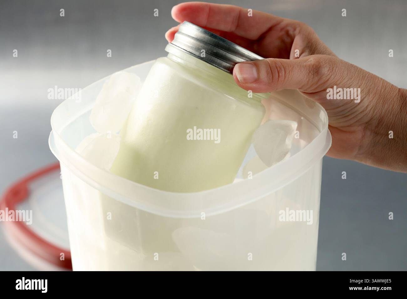 12 luglio 2016 - Chicago, il, USA - riempire il fondo del contenitore più grande con ghiaccio salato, quindi inserire il contenitore più piccolo con la base all'interno. Riempire il contenitore più grande con ghiaccio. Quindi sigillare con il coperchio. (Immagine di credito: © Michael Tercha/TNS via ZUMA Wire) Foto Stock