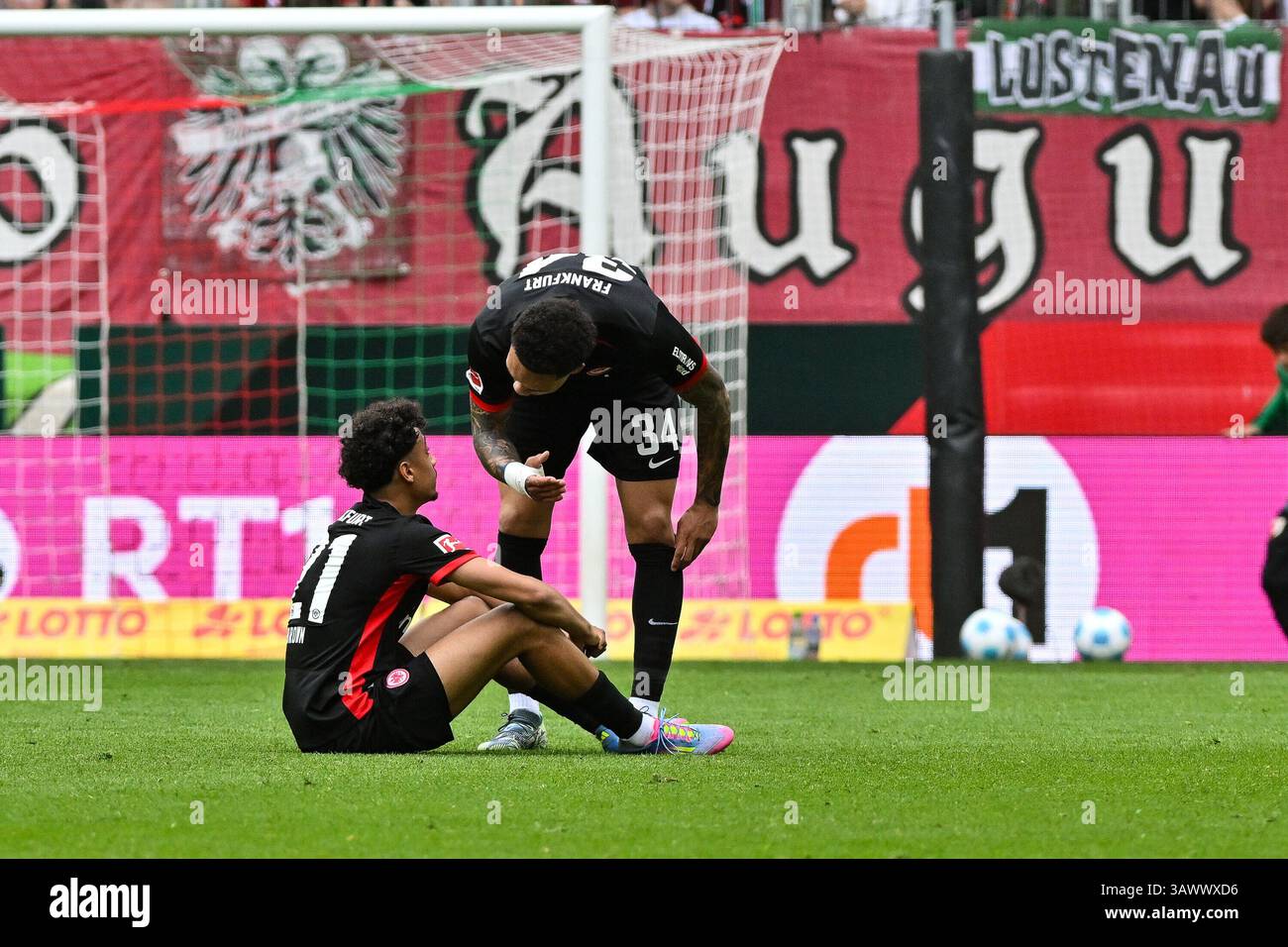 Augusta, Germania. 20 aprile 2025. Enttaeusche Frankfurter nach dem 0-0 ad Augusta/Nathaniel BROWN (Eintracht Frankfurt 21) e Pharrell Nnamdi COLLINS (Eintracht FRANKFURT 34)/Bundesliga: FC Augsburg - Eintracht Frankfurt, WWK Arena AM 20.04.2025 crediti: dpa/Alamy Live News Foto Stock