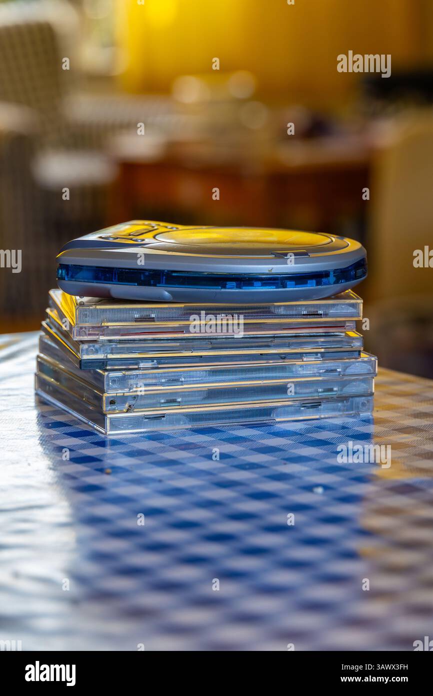 Lettore cd portatile, walkman ® discrnan su una pila di cd Foto Stock