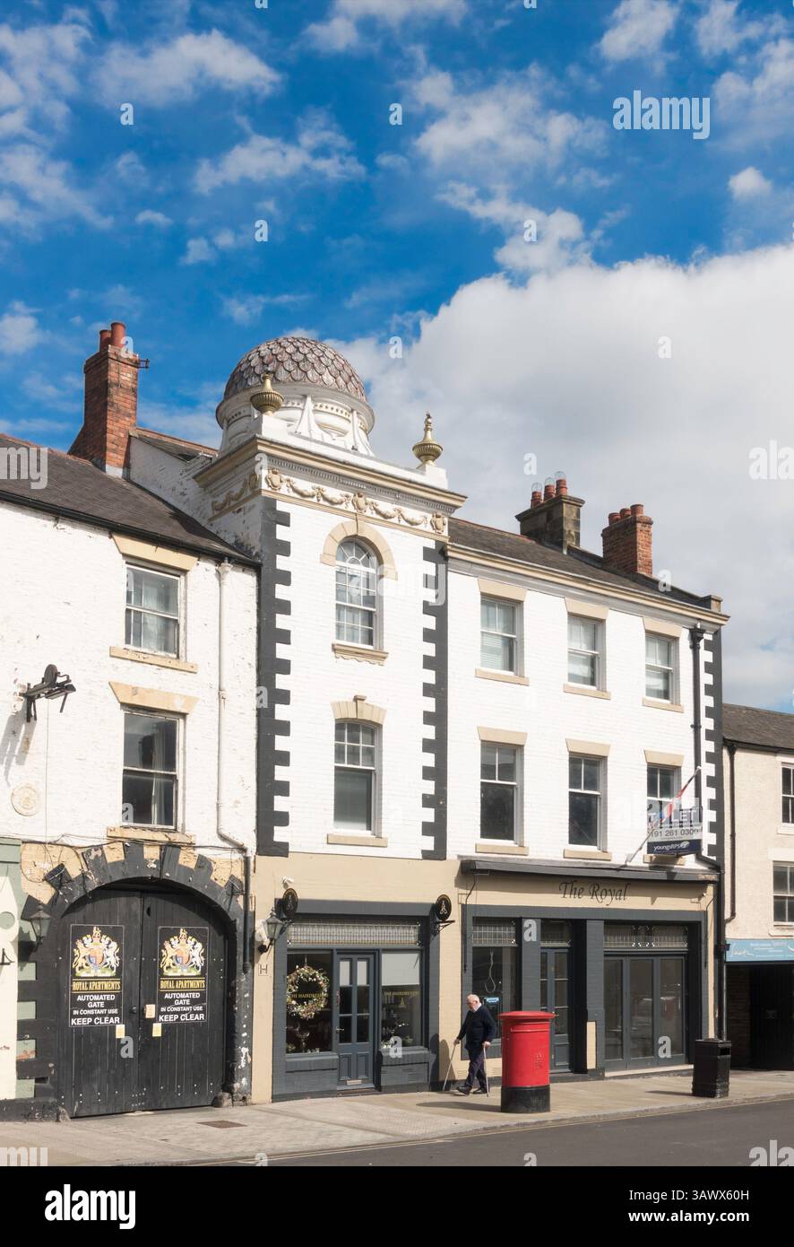 Ex Royal Hotel, oggi appartamenti e business unit, nel centro di Hexham, Northumberland, Inghilterra, Regno Unito Foto Stock