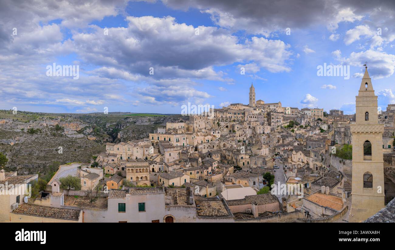 Paesaggio urbano dei Sassi di Matera in Basilicata, Italia meridionale: Veduta del quartiere di Sasso Barisano. Foto Stock