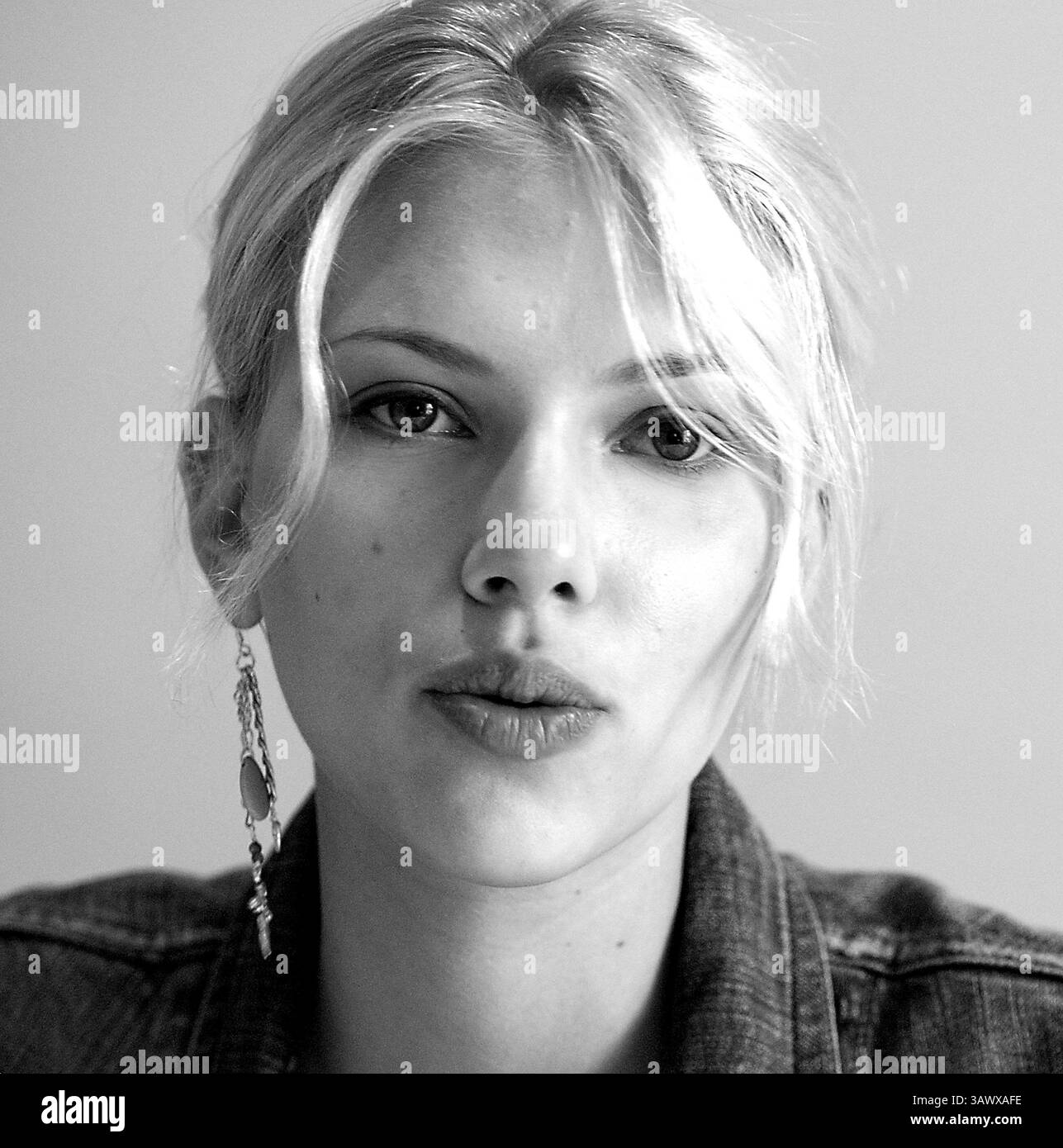18 ottobre 2004 - Hollywood, California, Stati Uniti - Scarlett Johansson promuove il film ''A Love Song for Bobby Long''. Hollywood, CA. 18 ottobre 2004 (immagine di credito: © Armando Gallo/ZUMA Studio) Foto Stock